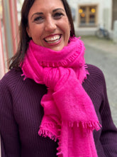 Lade das Bild in den Galerie-Viewer, WOLKENSCHAL WS100 - 3 Fuchsia
