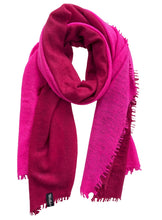 Lade das Bild in den Galerie-Viewer, Kaschmirschal &quot;Wolkenschal&quot; WS300 - 500 Plum-Fuchsia
