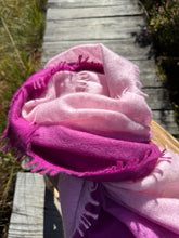 Lade das Bild in den Galerie-Viewer, WOLKENSCHAL WS300 - 501 Viola-Pink
